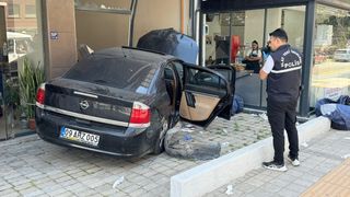 Aydın'da Kontrolden Çıkan Otomobil Mobilya Mağazasına Girdi: 2 Yaralı