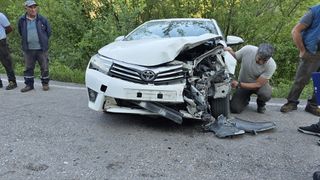 Bursa'da İki Otomobilin Çarpışması Sonucu Üç Kişi Yaralandı