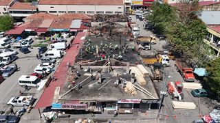 Erzincan Belediye Başkanı Bekir Aksun, Yangında Zarar Gören Esnafı Ziyaret Etti