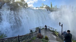 Erzurum'daki Tortum Şelalesi Kar ve Yağmur Sularıyla Coşuyor