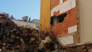 Fatih'te Moloz Kaldırma Çalışmaları Sırasında Bina Duvarı Yıkıldı