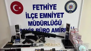 Fethiye'de Dolandırıcılık ve Sahtecilik Suçlarından Aranan Şüpheli Yakalandı