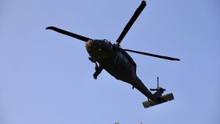 Fethiye'de Yamaç Paraşütçüsü Kayalıklara Düştü, Helikopterle Kurtarıldı