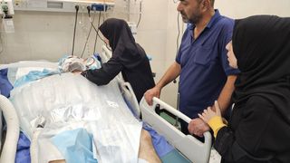 Filistinli Doktor Ela en-Neccar, İsrail Saldırısında 9 Çocuğunu Kaybetti