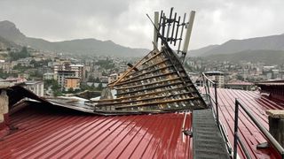 Hakkari'de Şiddetli Rüzgar Bir Bina Çatısını Sökerek Zarara Neden Oldu