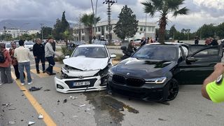 Hatay'da İki Otomobil Çarpıştı: 5 Yaralı