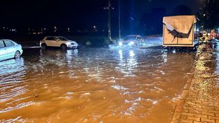 Hatay'ın Dörtyol İlçesinde Sağanak ve Dolu Yağışı Ulaşımı Olumsuz Etkiledi