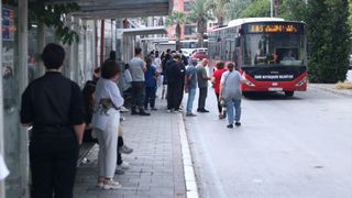 İzmir'de İşçilerin Grevi Nedeniyle Toplu Taşımada Yoğunluk Yaşanıyor