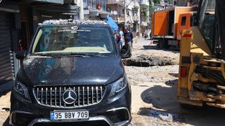 İzmir'de Su Borusu Patladı: Çok Sayıda Araç ve İş Yeri Zarar Gördü