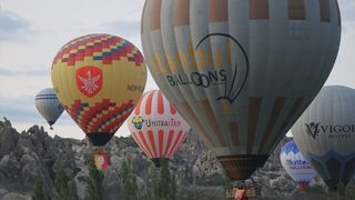 Kapadokya'da 19 Mayıs Coşkusu: Sıcak Hava Balonları Türk Bayrakları ile Havalandı