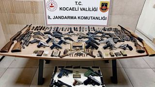 Kocaeli'nin Derince İlçesinde Ruhsatsız 18 Silah Ele Geçirildi