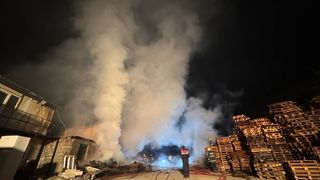 Kocaeli'nin Gebze İlçesinde Palet Deposunda Yangın Söndürüldü