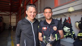 Konya'da Sıkışan Kedi Yavrusunu Kurtaran İtfaiye Ekipleri ve Araç Sahibi Olayı Anlattı