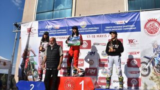 Motokrosçu Genç Kızlar Babalarının Desteğiyle Başarıya Yürüyüşte