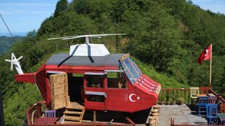 Rize'deki Helikopter Şeklindeki Ahşap Yapı İlgi Odağı Oluyor