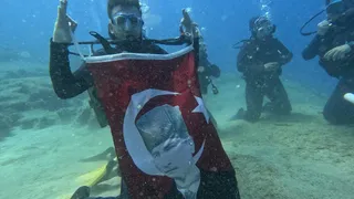 Samsunlu Sporcular, 19 Mayıs'ı Deniz Altında Türk Bayrağı Açarak Kutladı