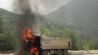 Sinop'ta Hafriyat Kamyonu Alev Aldı, Kullanılamaz Hale Geldi
