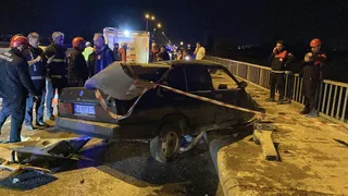 Sivas'ta Otomobil Bariyere Saplandı, Sürücü Sağ Kurtarıldı