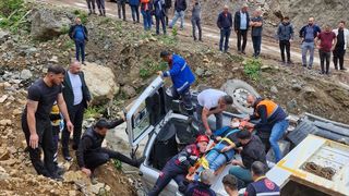 Trabzon'da Şarampole Devrilen Kamyonun Sürücüsü Yaralandı