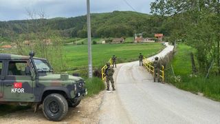 Türk Askeri, Kosova'da Güvenliği Sağlamak İçin Devriye Faaliyetlerine Devam Ediyor