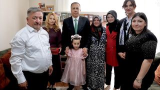 Bakan Yerlikaya, Şehit Teğmen Fikret Dinçer'in Ailesini Ziyaret Etti