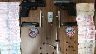 Esenyurt'ta Düzenlenen Polis Uygulamasında 5 Tabanca ve Uyuşturucu Ele Geçirildi