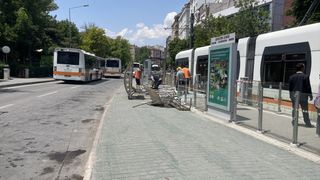 Eskişehir'de Fenalaşan Sürücü Kontrolden Çıkan Otobüs Tramvay Durağına Çarptı