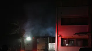 İzmir'de Cam Fabrikasında Yangın Çıktı, İtfaiye Ekipleri Müdahale Etti