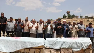 İzmir'deki Trafik Kazasında Hayatını Kaybeden Üç Kardeş Mardin'de Defnedildi