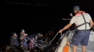 İzmir'in Çeşme Açıklarında 42 Düzensiz Göçmen Kurtarıldı