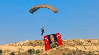Kapadokya'da Jandarma Özel Asayiş Komutanlığı (JÖAK) Timinden Sıcak Hava Balonundan Paraşüt Atlayışı