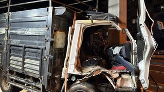 Kocaeli'de Yön Tabelasına Çarpan Kamyonetin Sürücüsü Yaralandı