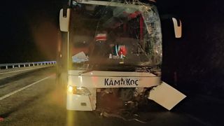 Konya'da Yolcu Otobüsüyle Çarpışan Otomobilin Sürücüsü Yaşamını Yitirdi, 8 Kişi Yaralandı