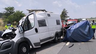 Mersin Tarsus'ta Karavanın Tıra Çarpması Sonucu 1 Ölü, 1 Yaralı
