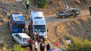 Adana'da Uçuruma Yuvarlanan Araçta 1 Kişi Hayatını Kaybetti, 7 Yaralı