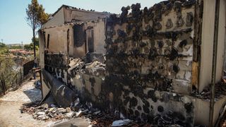 Atina'nın Krioneri İlçesinde Yangın: Birçok Ev Hasar Gördü