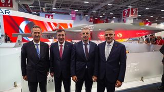 Cumhurbaşkanı Yardımcısı Cevdet Yılmaz, IDEF 2025 Fuarı'nı Ziyaret Etti