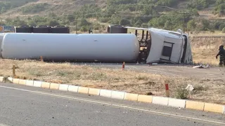 Erzincan'da Kimyasal Gaz Yüklü Tır Devrildi: Kara Yolu Kapatıldı