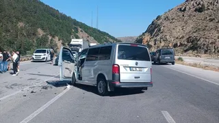 Erzincan'da Trafik Kazası: 1 Çocuk Hayatını Kaybetti, 9 Kişi Yaralandı