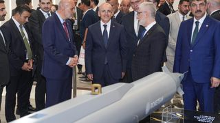 Hazine ve Maliye Bakanı Şimşek, IDEF 2025'te Türkiye'nin Savunma Sanayisindeki Gelişmeleri Değerlendirdi
