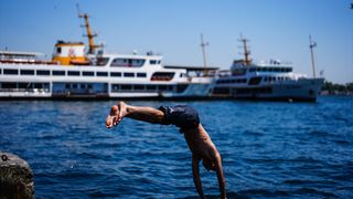 İstanbul'da Sıcak Havadan Bunalanlar Serinlemek İçin Sahil ve Parklara Akın Etti