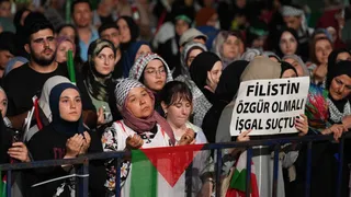 İzmir'de Gazze'ye Yönelik Saldırılara Tepki Yürüyüşü Düzenlendi