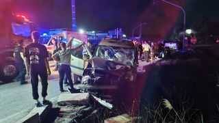 İzmir'de İki Ayrı Trafik Kazası: 1 Kişi Hayatını Kaybetti, 15 Yaralı