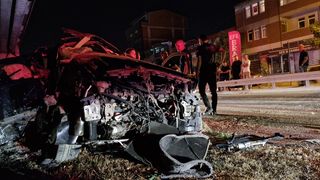Kocaeli'de Köprü Ayağına Çarpan Otomobilde 2 Kişi Ağır Yaralandı