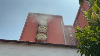 Mersin'de Eski Hastane Binasındaki Yangın Kontrol Altına Alındı