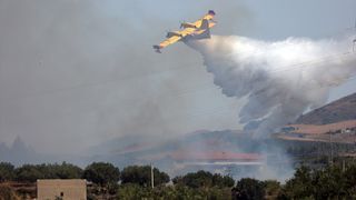 Sicilya Adası'ndaki Orman Yangını Yerleşim Alanlarını Tehdit Ediyor