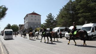 Atlı Polis Birliği, Malazgirt Zaferi'nin 954. yılı etkinlikleri için Ahlat'ta devriye yaptı