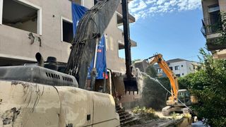 Bakırköy Yeşilköy'de 'yüksek riskli' bina kentsel dönüşüm kapsamında yıkıldı