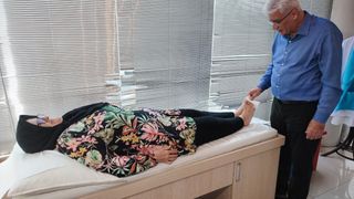 Adana'da 75 yaşındaki Zarife Satıcı, riskli görülen bel fıtığı ameliyatıyla yeniden yürümeye başladı