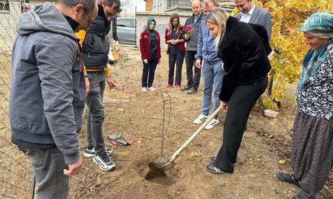 Hüyük’te evde sağlık hizmeti alan yaşlılar adına fidan dikildi
